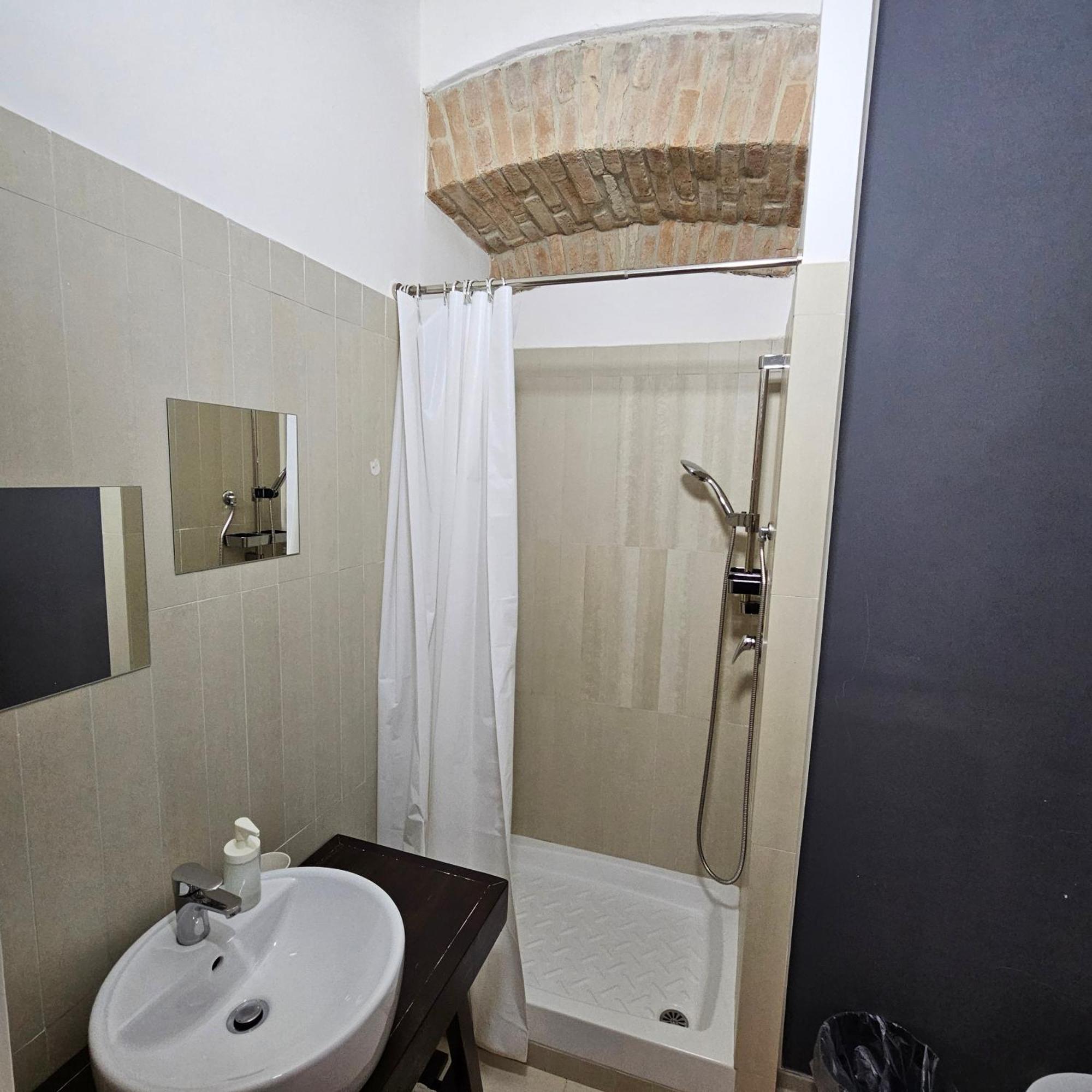 Room & Parking In Centro Citta Con Parcheggio Privato E Wifi Potenza Exterior photo