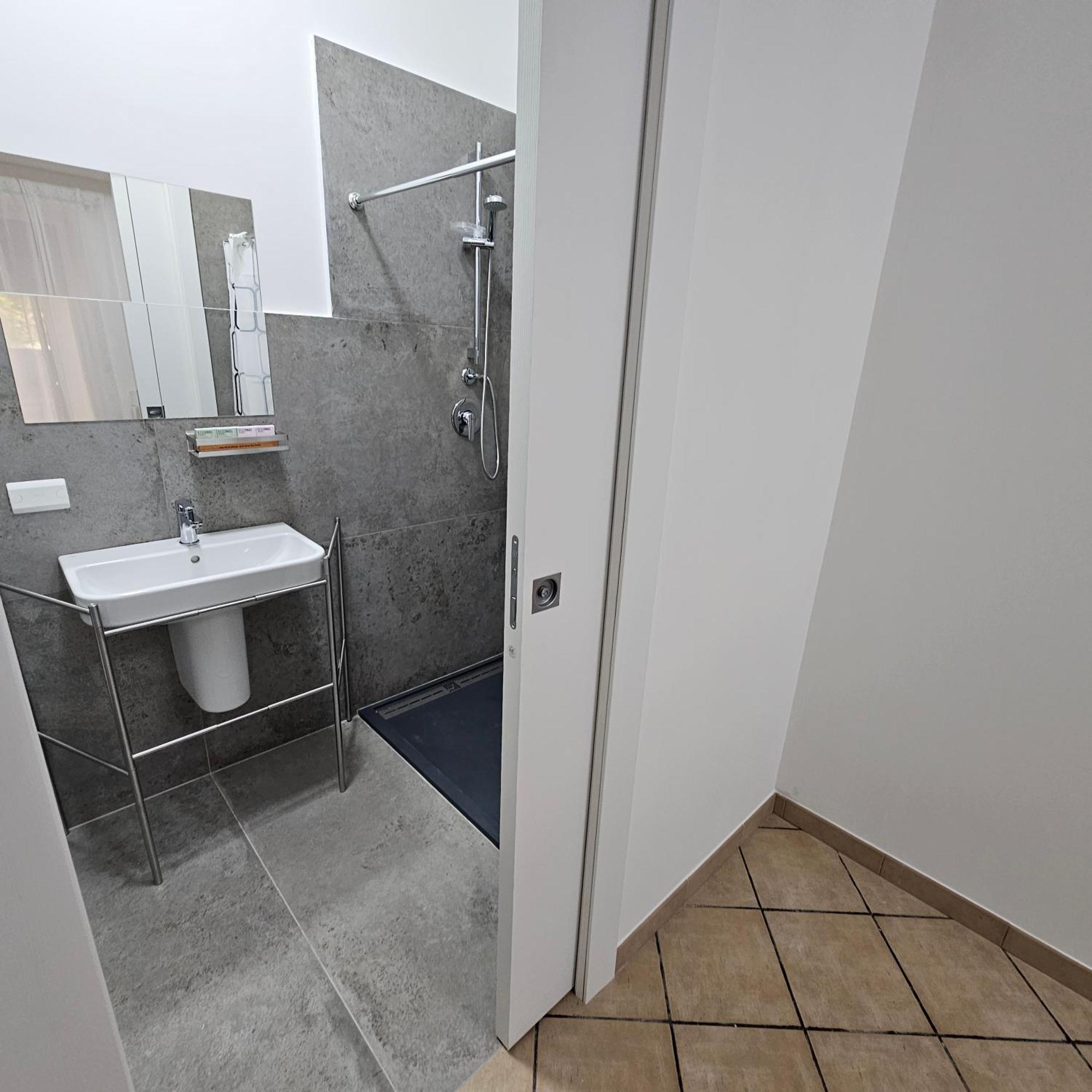 Room & Parking In Centro Citta Con Parcheggio Privato E Wifi Potenza Exterior photo