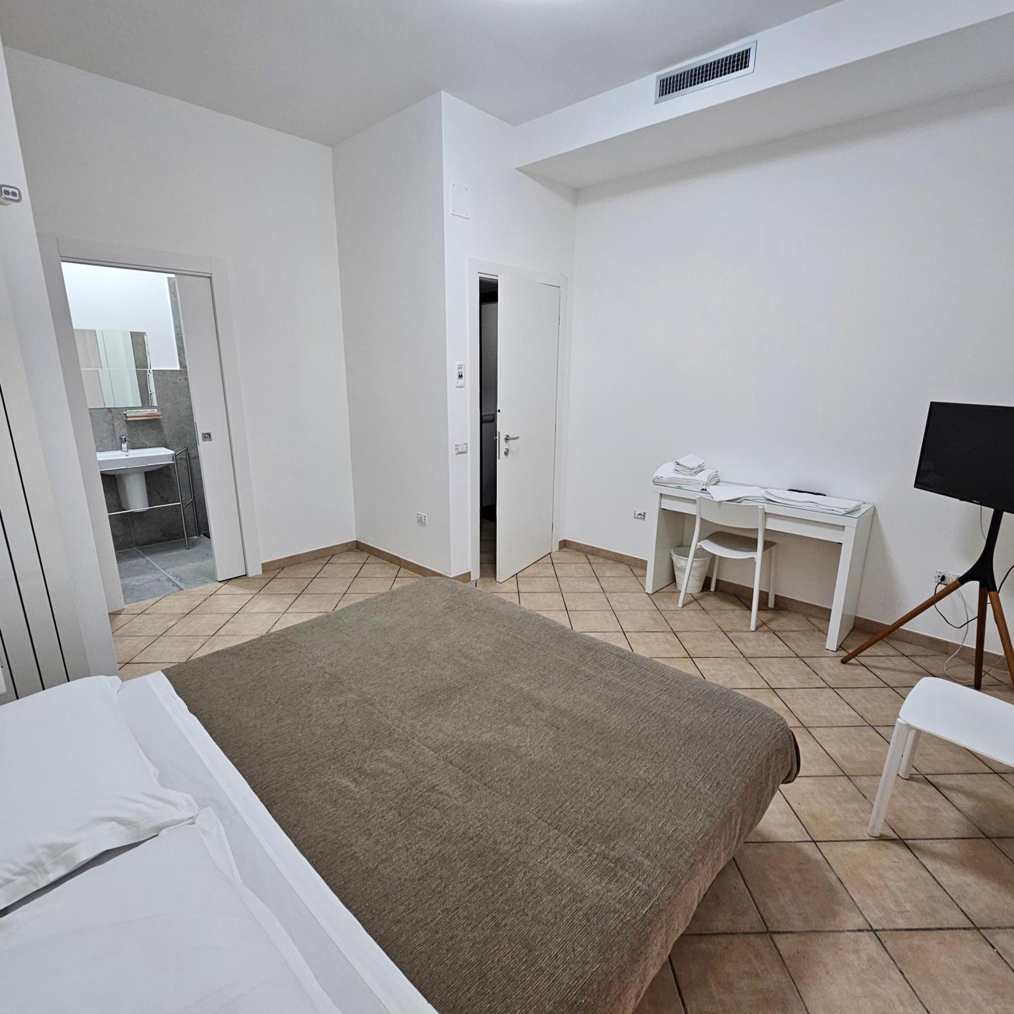 Room & Parking In Centro Citta Con Parcheggio Privato E Wifi Potenza Exterior photo
