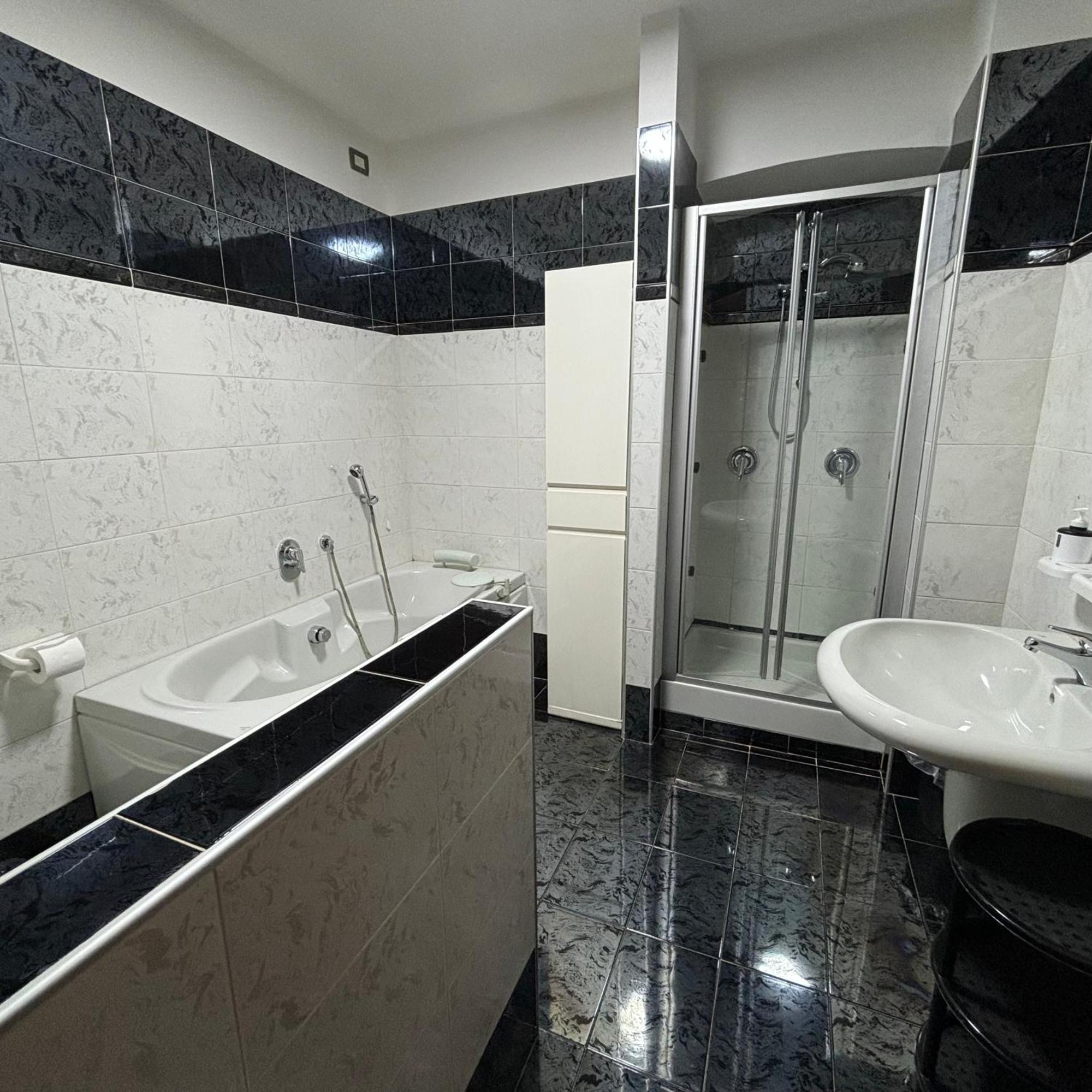 Room & Parking In Centro Citta Con Parcheggio Privato E Wifi Potenza Exterior photo