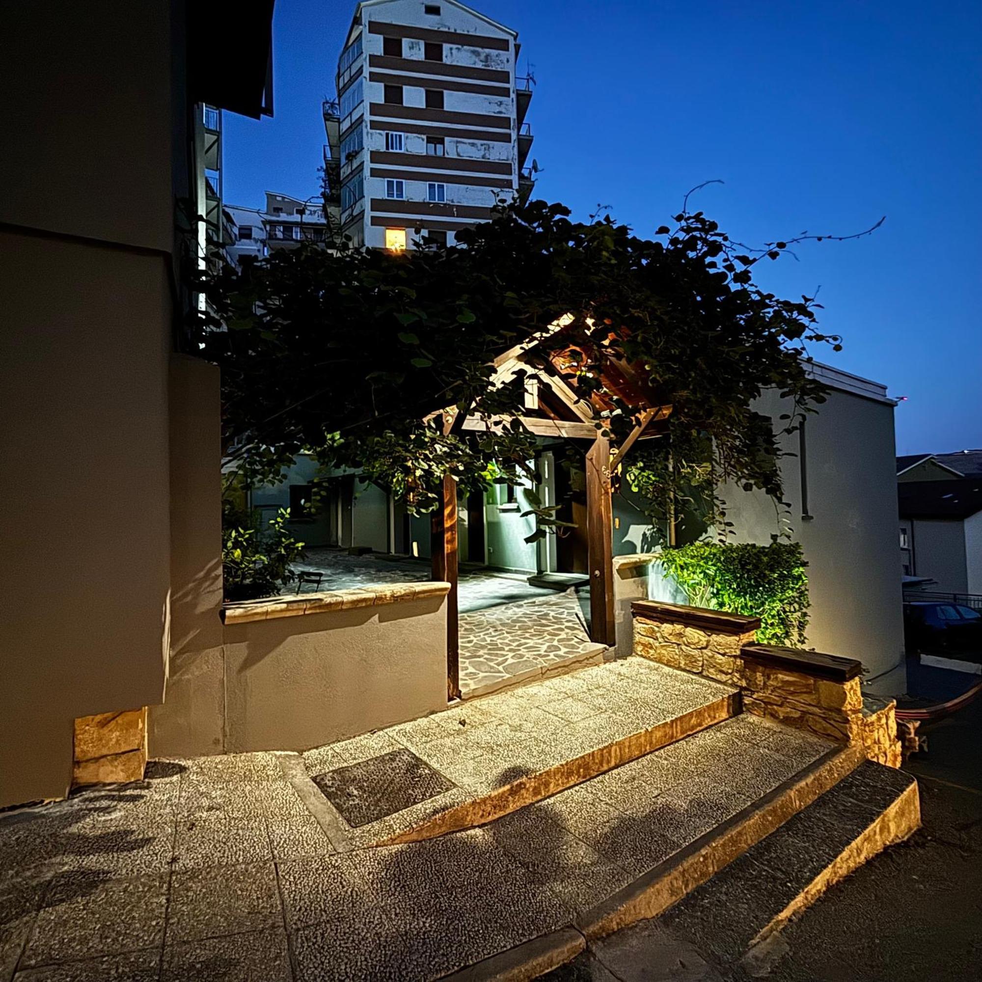 Room & Parking In Centro Citta Con Parcheggio Privato E Wifi Potenza Exterior photo